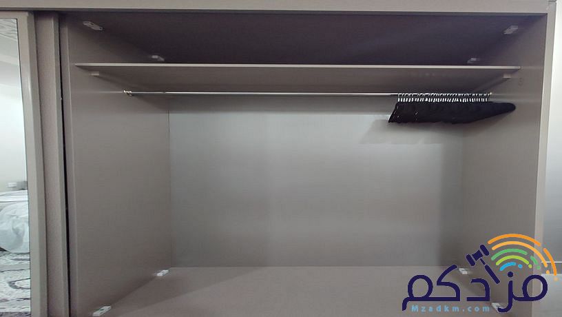 أثاث غرفة نوم نفرين و صالة مع طاولة طعام صغيرة
