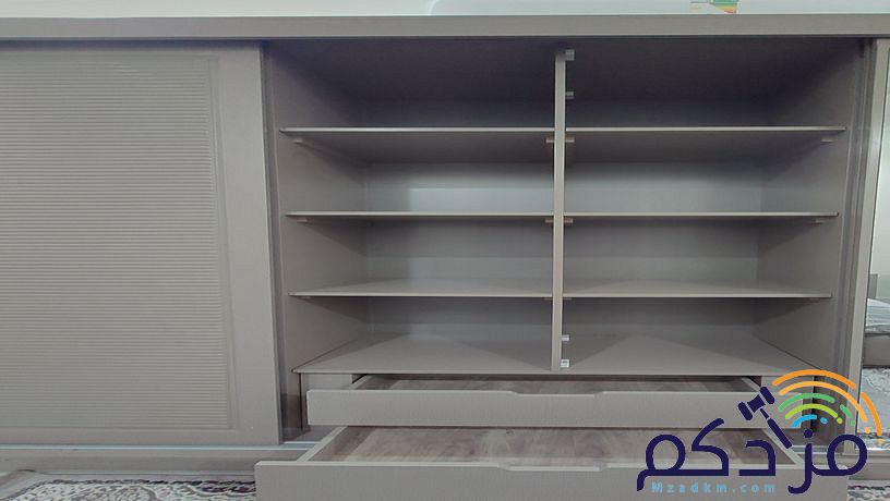 أثاث غرفة نوم نفرين و صالة مع طاولة طعام صغيرة