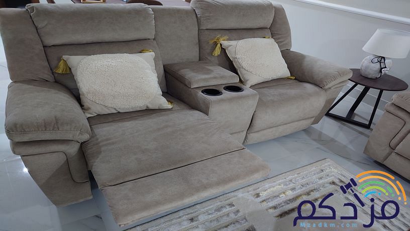 أثاث غرفة نوم نفرين و صالة مع طاولة طعام صغيرة