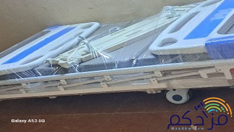 سرير طبي كهربائيّ للبيع مستعمل اخو الجديد معا المرتبه