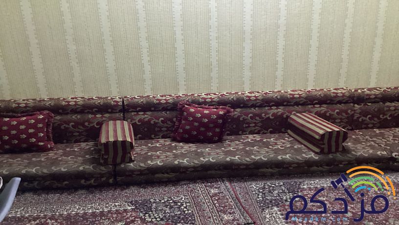 فرش ارضي مع ستاره زوليه اثنين مع تكايات مع مخداتها