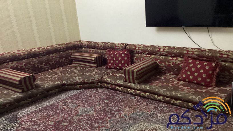 فرش ارضي مع ستاره زوليه اثنين مع تكايات مع مخداتها