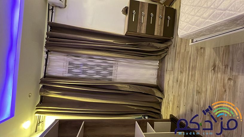 غرفة نوم مع مرتبه طبيه مع ستاره