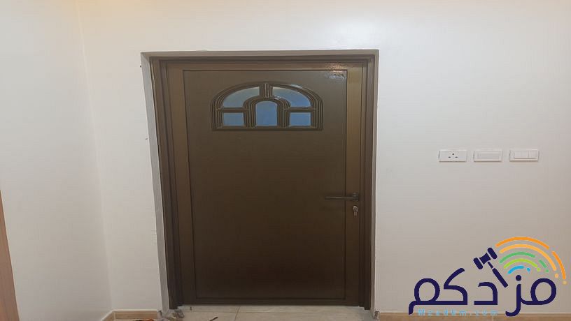 فني المنيوم وزجاج سكريت